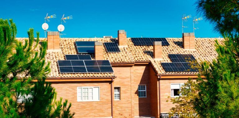 es posible ahorrar placas solares